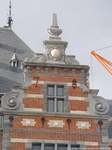 Cooremans instituut BRUSSEL-STAD in BRUSSEL / BELGI Detail voorgevel bovenaan
