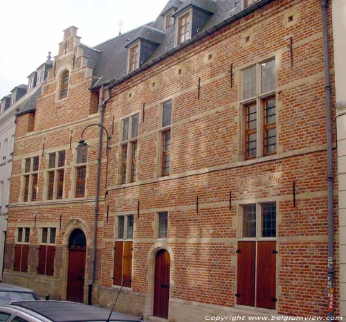 Oud herenhuis BRUSSEL-STAD in BRUSSEL / BELGI Voorgevel uit noordoosten