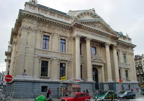 Beurs BRUSSEL-STAD / BRUSSEL foto Achtergevel uit zuidoosten met een imposant portaal met fronton.