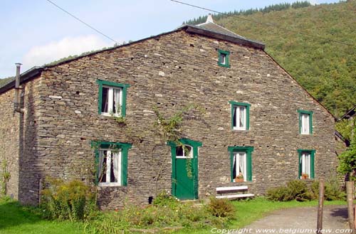 Oud huis typisch voor de streek VRESSE-SUR-SEMOIS / BELGIUM 