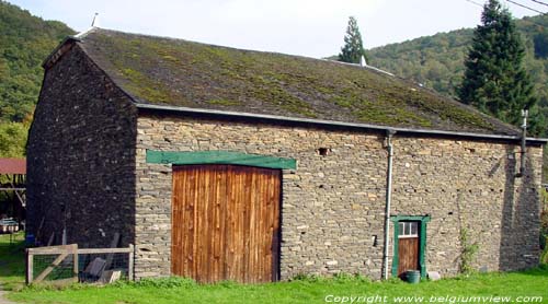 Oud huis typisch voor de streek VRESSE-SUR-SEMOIS foto Zijgevel uit zuidwesten