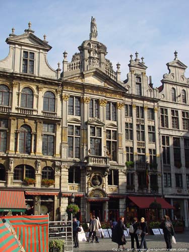 De Gulden Boot BRUSSEL-STAD / BRUSSEL foto Architect D. Bruyn heeft in 1697 dit gebouw op de Grote Markt gezet in Italiaanse Barokstijl.