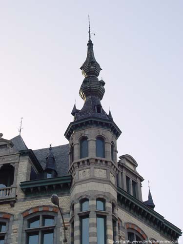 Identieke hoekgebouwen SCHAARBEEK / BELGI Detail toren links