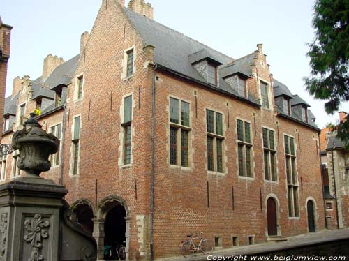 Groot Begijnhof LEUVEN foto Huis aan inkom