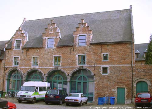 Het ontmoetingscentrum van Jeugddienst en het Wagehuys LEUVEN / BELGI Huisgedeelte