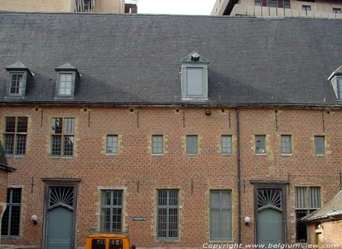 Het ontmoetingscentrum van Jeugddienst en het Wagehuys LEUVEN foto Overkant