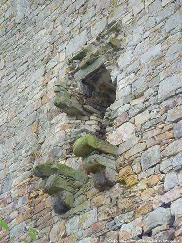 Toren van Alvau (te Nil-Saint-Vincent) WALHAIN / BELGIË Detail vroegere uitbouw, waarschijnlijk voor latrine