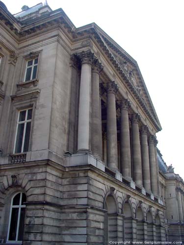 Koninklijk Paleis BRUSSEL-STAD in BRUSSEL / BELGI Nieuwe middenrisaliet met zuilen die een fronton dragen met een reliëf 