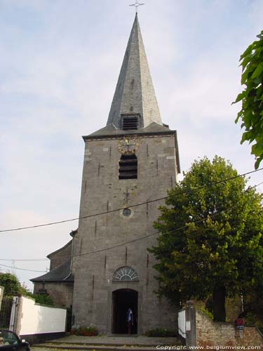 Kerk COURT-SAINT-ETIENNE foto vooraanzicht