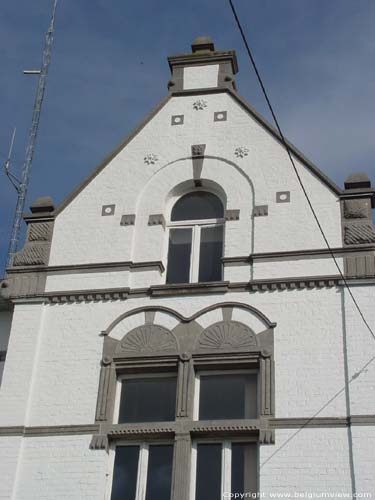 Gemeentehuis Mont-St.-Guibert MONT-SAINT-GUIBERT / BELGI Detail voorgevel