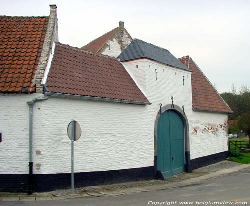 Grote boerderij COURT-SAINT-ETIENNE / BELGIQUE 