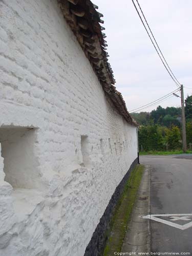 Grote boerderij COURT-SAINT-ETIENNE / BELGI Zijmuur krom