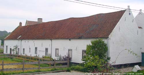 Grote boerderij COURT-SAINT-ETIENNE foto Boerderij zelf