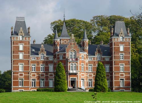 Kasteel van de Oude Sart CHAUMONT-GISTOUX foto Overzicht voorgevel