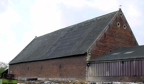 Ferme du Gaitti CHAUMONT-GISTOUX / BELGI Detail inkom en binnenkoer