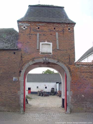 Ferme du Gaitti CHAUMONT-GISTOUX / BELGI Schuur links