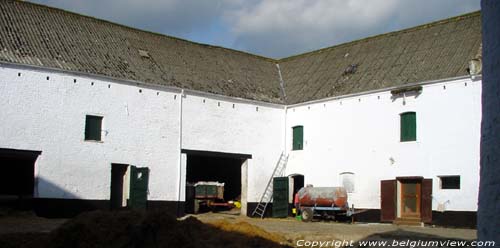 Hoeve (te Corbais) MONT-SAINT-GUIBERT / BELGI Binnenkoer