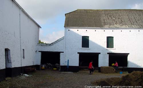 Hoeve (te Corbais) MONT-SAINT-GUIBERT / BELGI Binnenkoer