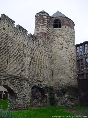 Hoektoren 1ste ringmuur, Anneessenstoren, Pijntoren BRUSSEL-STAD in BRUSSEL / BELGI Vooraanzicht