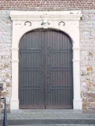 glise Saint-Trond ( Thorembais-Saint-Trond) PERWEZ / BELGIQUE La base de la tour est Romane (pas l'entrée même)