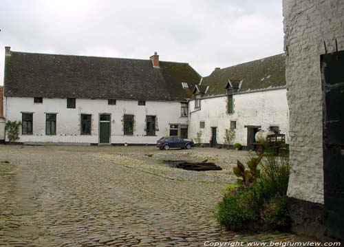 Ferme CHAUMONT-GISTOUX foto Binnenkoer