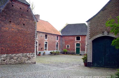 Ferme GREZ-DOICEAU in GRAVEN / BELGI Overzicht binnenkoer