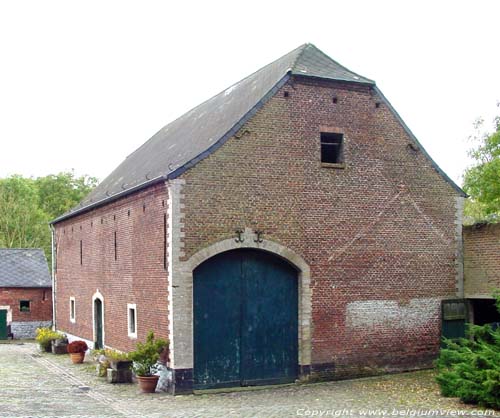 Ferme GREZ-DOICEAU in GRAVEN / BELGI Zicht op de schuur