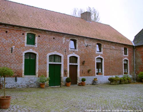 Ferme GREZ-DOICEAU in GRAVEN / BELGI Detail binnenkoer