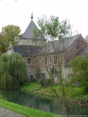 Chteau de Grez-Doiceau GREZ-DOICEAU in GRAVEN / BELGI Overzicht vanuit poort