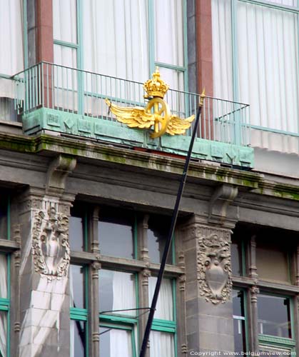 Centraal Station ANTWERPEN 1 in ANTWERPEN / BELGI Balkon, met aan de borstwering een verguld symbool voor de Koninklijke Belgischse Spoorwegen.