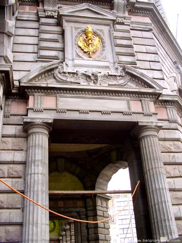 Centraal Station ANTWERPEN 1 in ANTWERPEN / BELGI Ingang onder een gebogen fronton, geflankeerd door Dorische zuilen.