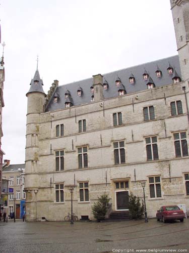 Stadhuis en belfort AALST foto De ronde hoektorens benadrukken enerzijds de rechthoekvorm van het gebouw, en geven het geheel een slanker uitzicht.