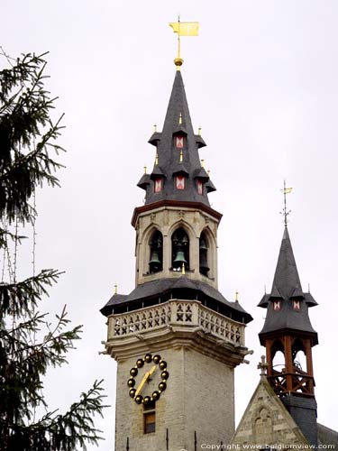 Stadhuis en belfort AALST / BELGI De vierkante belforttoren zelf kwam er pas in 1460 en herbergt sindsdien de beiaard. De toren wordt bekroond sierlijke weergang en daarboven door een achthoekige klokkenkamer. 