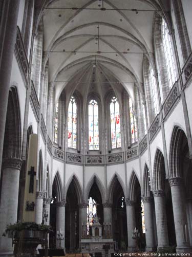 Sint-Martinuskerk AALST / BELGI Er werd oa. een buitendakomloop met gotische motieven aangebracht. Binnenin werden gelijkaardige motieven toegevoegd bij de borstwering voor het triforium.