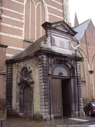 Sint-Martinuskerk AALST foto In 1730 werd er een Lodewijk XV-westportaal bijgebouwd.