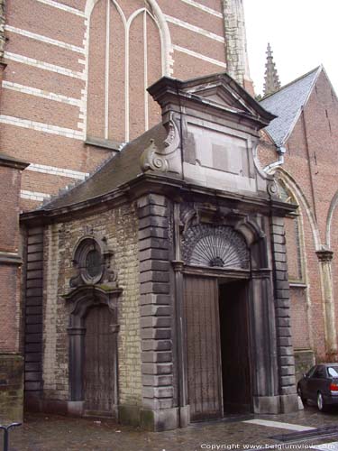 Sint-Martinuskerk AALST / BELGI In 1730 werd er een Lodewijk XV-westportaal bijgebouwd.