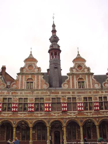 Borse van Amsterdam AALST / BELGI Bijzonder zijn de paren van klokvormige geveltoppen, met de torenspits in het midden. Let ook op de eenvoudige kruiskozijnen op de tussenverdieping, waarvan de horizontale as doorloopt in het lijstwerk op de muur