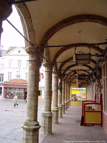 Borse van Amsterdam AALST / BELGI Ondiepe galerij, gevormd door de aaneenschakeling van rondbogen op zuilen in renaissancestijl.