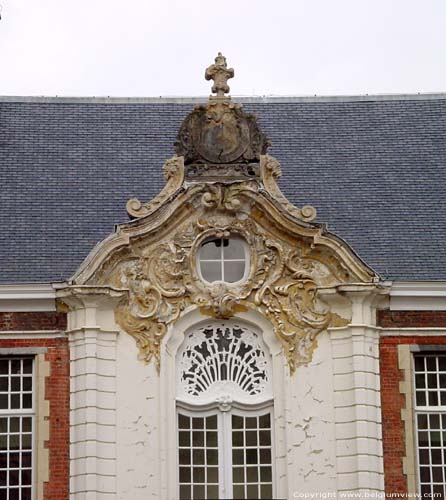 Stadhuis AALST / BELGI Het fronton van de middenrisaliet is uitgewerkt met plastische rocailles.