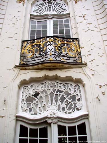 Stadhuis AALST foto De rococostijl uit zich nog het meest in het smeedwerk van de balkonleuning, en de rayonante bovenlichten van de ramen.