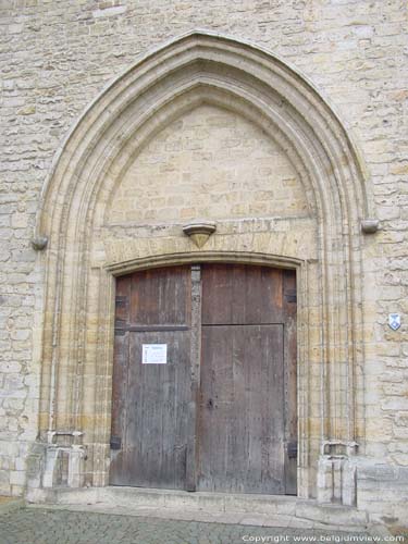 Saint-Mdard JODOIGNE in GELDENAKEN / BELGI Detail inkom in zijgevel