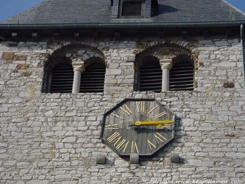 Sint-Etiennekerk (te Seilles) ANDENNE / BELGI  Rondboogvenster met deelzuiltjes. Deze rondboogvensters dienen als galmgaten.