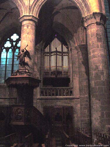 Onze-Lieve-Vrouwekerk DINANT / BELGIË Het orgel bevindt zich boven de zijbeuk. 
