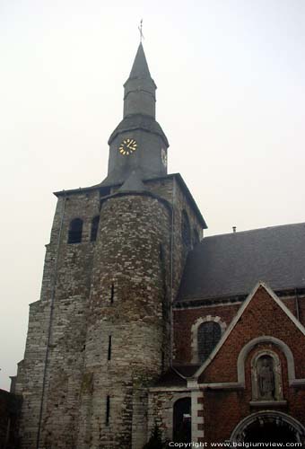 Collgiale Saint-Feuillen FOSSES-LA-VILLE foto De kerk heeft een romaanse toren uit de 10de eeuw.