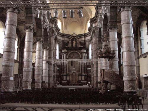 Eglise Saint-Loup NAMUR in NAMEN / BELGI Zuilen middenschip