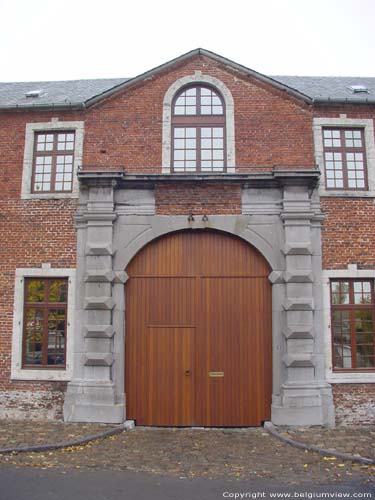 Maison du Bailli, porte du Château ORP-JAUCHE foto Detail poort in voorgevel