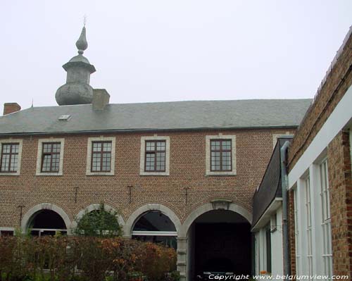 Maison du Bailli, porte du Chteau ORP-JAUCHE / BELGI Achtergevel met rondboogramen