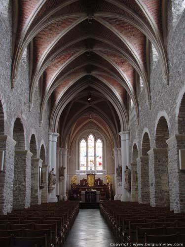 Sint-Pieterskerk KORTESSEM foto Het oudste gedeelte is de middenbeuk die in romaanse stijl werd gebouwd tussen 1026 en 1275.