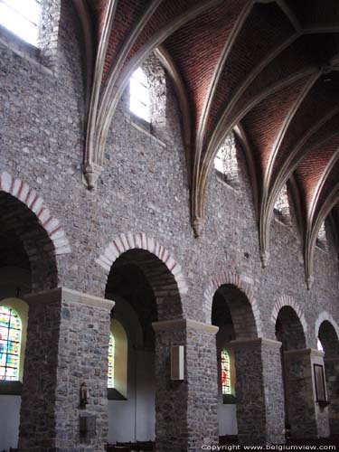 Sint-Pieterskerk KORTESSEM / BELGI In het middenschip worden de 15de eeuwse laatgotische gewelven opgevangen door massieve vierkante pijlers. In de arcadebogen werden mergelstenen en ook enkele romeinse dakpannen verwerkt. 