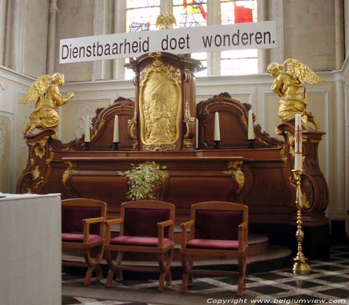 Sint-Pieterskerk KORTESSEM / BELGI Achteraan in het koor werden de wanden versierd met stucwerk in Louis XVI-stijl (18de eeuw). Het eikenhouten hoofdaltaar in Louis XV-stijl dateert uit het midden van de 18de eeuw. Vergulde engelen bidden knielend aan de zijkanten van het vergulde tabernak